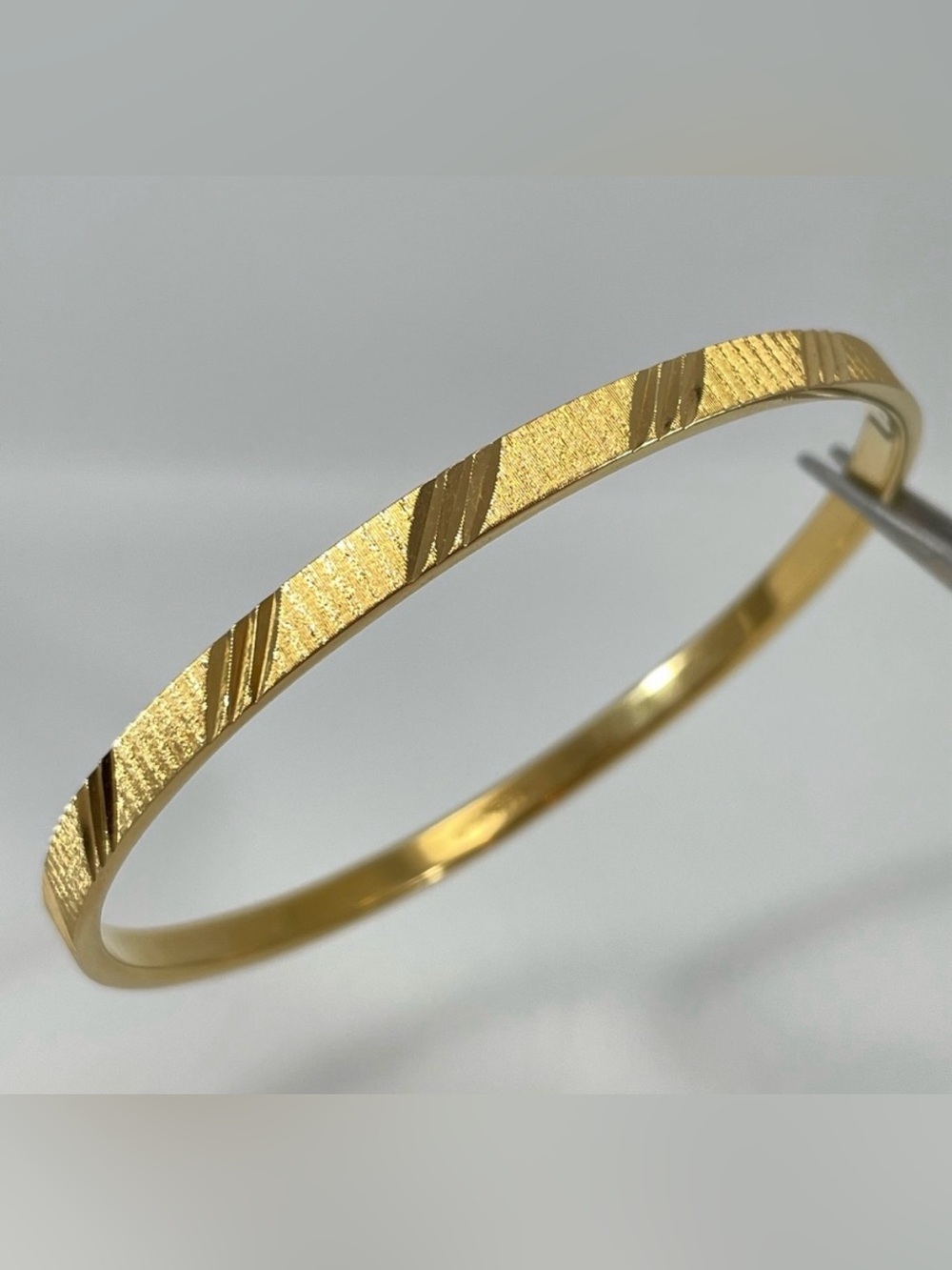 Monet Gold Tone Thin Engraved Bangle Bracelet Vintage Diamond Cut 8” Sparkly